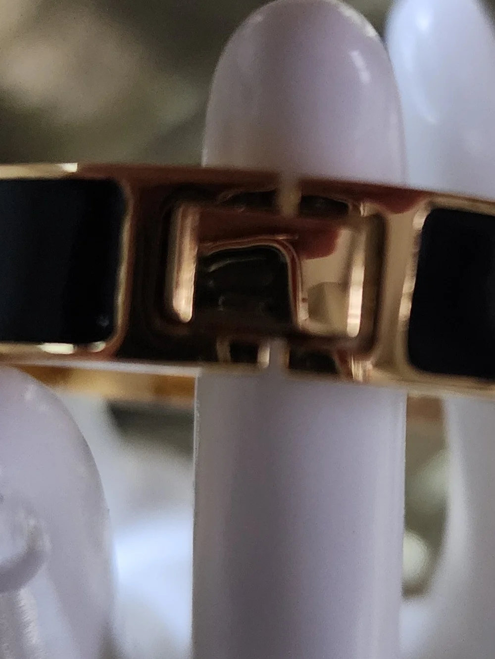 Kate‎ Spade Black Enamel and Gold-Tone Spade Bangle Bracelet. - Picture 2 of 8